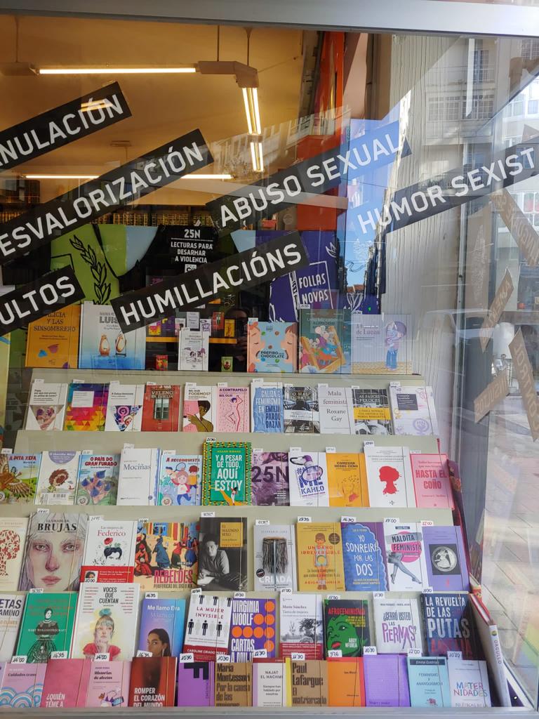consorcioedit's tweet photo. A #LibraríaFollasNovas, de #SantiagodeCompostela, non dubidou en anotarse á campaña 25N LECTURAS PARA DESARMAR A VIOLENCIA e encheu os seus escaparates de lecturas moi interesantes! Grazas! 💜📚 https://t.co/BdICRKueKd