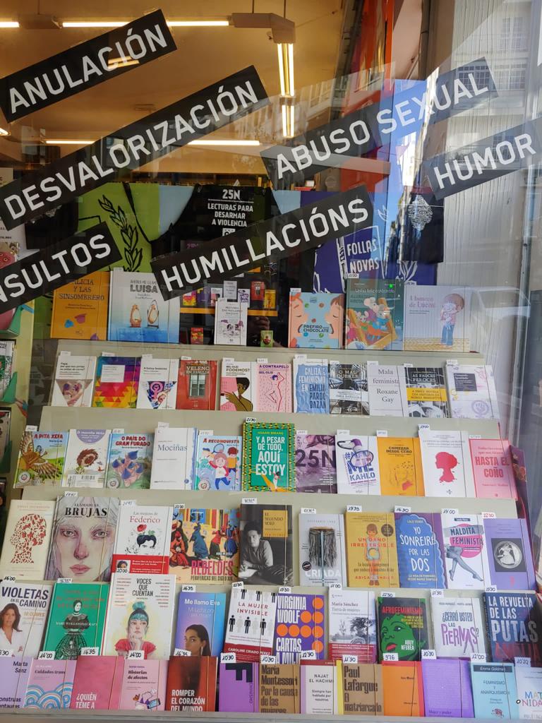 consorcioedit's tweet photo. A #LibraríaFollasNovas, de #SantiagodeCompostela, non dubidou en anotarse á campaña 25N LECTURAS PARA DESARMAR A VIOLENCIA e encheu os seus escaparates de lecturas moi interesantes! Grazas! 💜📚 https://t.co/BdICRKueKd