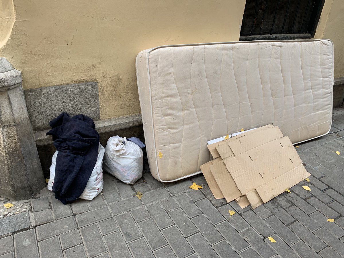 ChioMartinPena's tweet photo. @ong_xqtu muy buenas, a ver, si pudieses ayudar a esta persona que lleva toda la semana durmiendo en las terrazas de los negocios de plaza del campillo bajo. Se deja todo empantanado y al final va a ser un problema para él con la policía y los dueños de los negocios. Gracias https://t.co/M5ouvQ9I4c