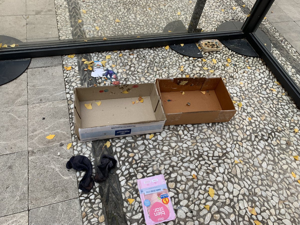 ChioMartinPena's tweet photo. @ong_xqtu muy buenas, a ver, si pudieses ayudar a esta persona que lleva toda la semana durmiendo en las terrazas de los negocios de plaza del campillo bajo. Se deja todo empantanado y al final va a ser un problema para él con la policía y los dueños de los negocios. Gracias https://t.co/M5ouvQ9I4c