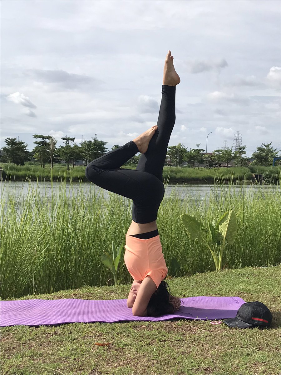 YogaFinta's tweet photo. Everyday Yoga Practice 
For video please visit my YouTube Channel guys and subscribe 🙏🙏
👇👇
https://t.co/7vqvSHpi4B
#yoga #yogagirl #yogaposes #Strong #movement #headstand #health #healthy #StayHealthy #staystrong #namaste #bodygoal #fitness #workout #BeHappy https://t.co/xgYQgHj77D