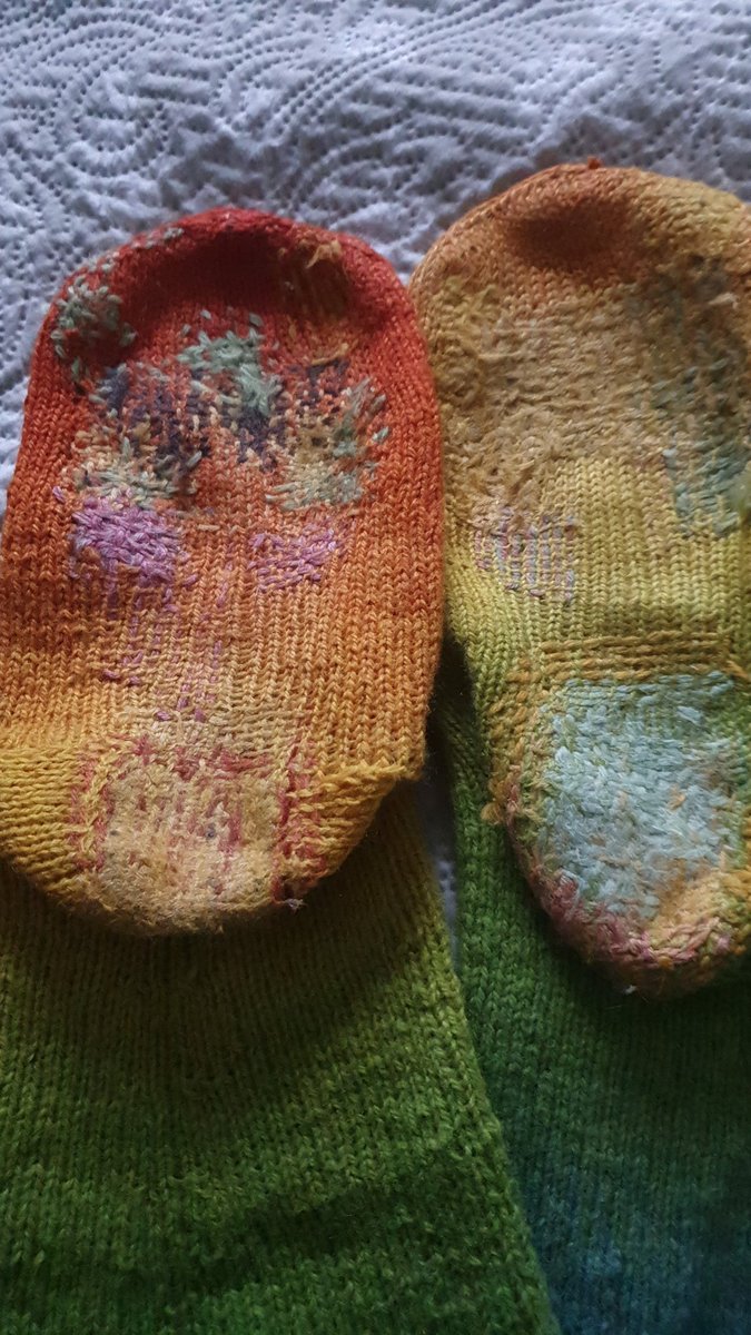 EijaLehtomaki's tweet image. Muistin sukkasi, mitä sanot näistä minun sukistani? Mielestäni nämä alkavat jo olla taidetta. #parsinta