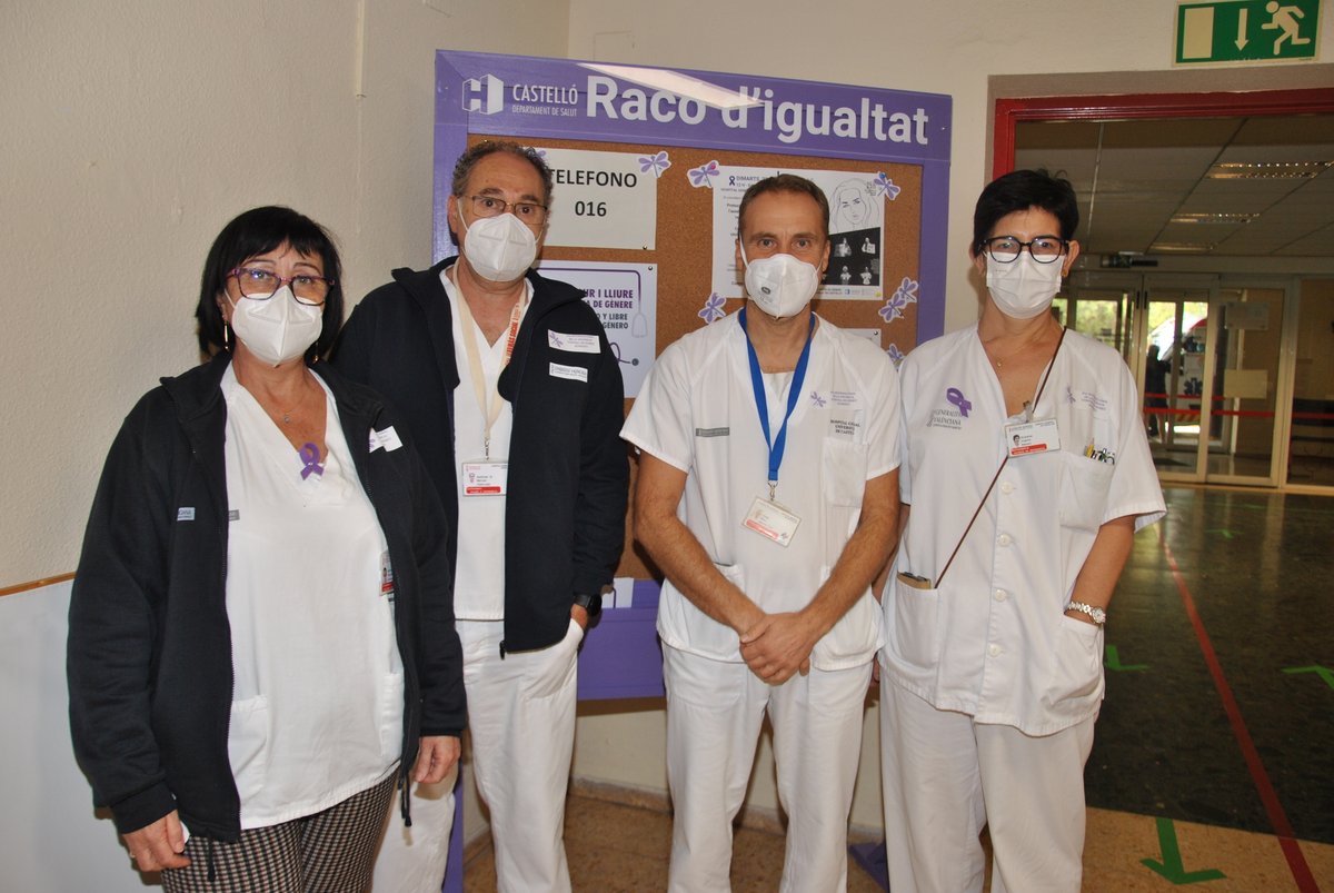 GVAdepsalutcs's tweet photo. 🟣El Racó d'Igualtat de l'Hospital General s'ompli de professionals per commemorar el #DiaContralaViolenciadeGenero 

🖼️Direccions Mèdiques, Econòmiques i d'Infermeria

#LaSalutACastellóÉsVioleta
#SanitatVisible https://t.co/P4uBUDSLD3