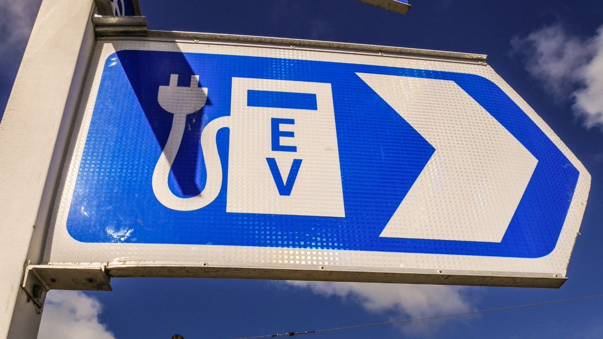 SMARTrenewNPA's tweet photo. Planning has been approved by @donegalcouncil for solar, EV charging stations, with energy storage capacity, at @LYIT Campus under SMARTrenew with @LYIT set to become one of the 1st third level campuses in Ireland to showcase renewable #EV charging.

More https://t.co/9KrFDtwDkB https://t.co/S6CrUVtReZ