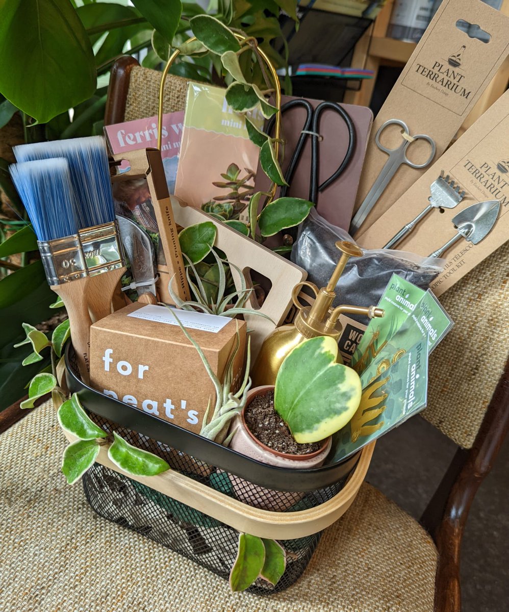 FruitMarketHull's tweet image. Stuck for some Secret Santa inspiration? 🎁

Humber Street's indies have come to the rescue with a selection of ‘can’t go wrong’ gift ideas for around a tenner!

Vouchers available too!

Featured: @19point4 @formshopstudio Plant &amp;amp; Paint @TheStoreOn 

#shopindependent #shoplocal