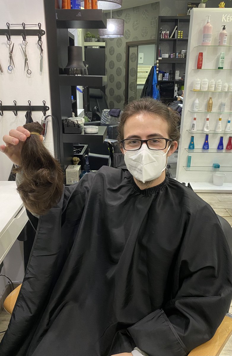 migueldanmoz's tweet photo. No se ve debajo de la mascarilla, pero estaba sonriendo de oreja a oreja. Ojalá haga sonreír a alguien de la misma manera #pelucasolidaria #donapelo #DeluxeGoya https://t.co/MkGuFLEugk