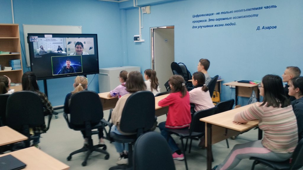 Сегодня обучающиеся посмотрели видеоконференцию ЦПО Сам области на тему "Школьники и Скиллы". На мероприятии они узнали о компетенциях hard skills и soft skills, как и с какого возраста можно развивать эти компетенции, какие компетенции способствуют профессиональному развитию.