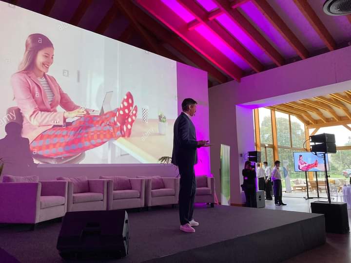 cdominguesoares's tweet photo. "Desformatar a diversidade" 
O talentoso Miguel Lambertini na condução do Grande Encontro Anual da PWN Lisbon.
Foto: PWN Lisboa
#PWN
#axians https://t.co/Id4GkJjDre