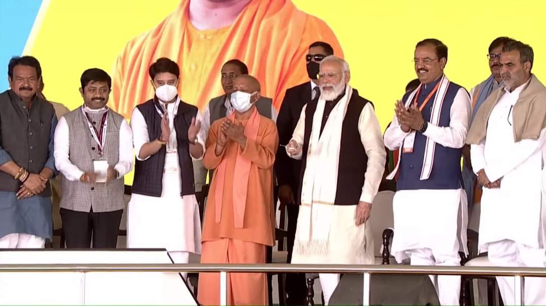ofMbhati1's tweet photo. प्रधानमंत्री श्री @narendramodi जी ने उत्तरप्रदेश के जेवर में नोएडा अंतरराष्ट्रीय हवाई अड्डे का शिलान्यास किया। इस अवसर पर उत्तरप्रदेश के मुख्यमंत्री श्री @myogiadityanath जी एवम् केंद्रीय उड्डयन मंत्री माननीय श्री @JM_Scindia जी उपस्थित रहे।
@BJP4India 
@bjpup_ 
@BJP4MP https://t.co/cjFiYNAG8n