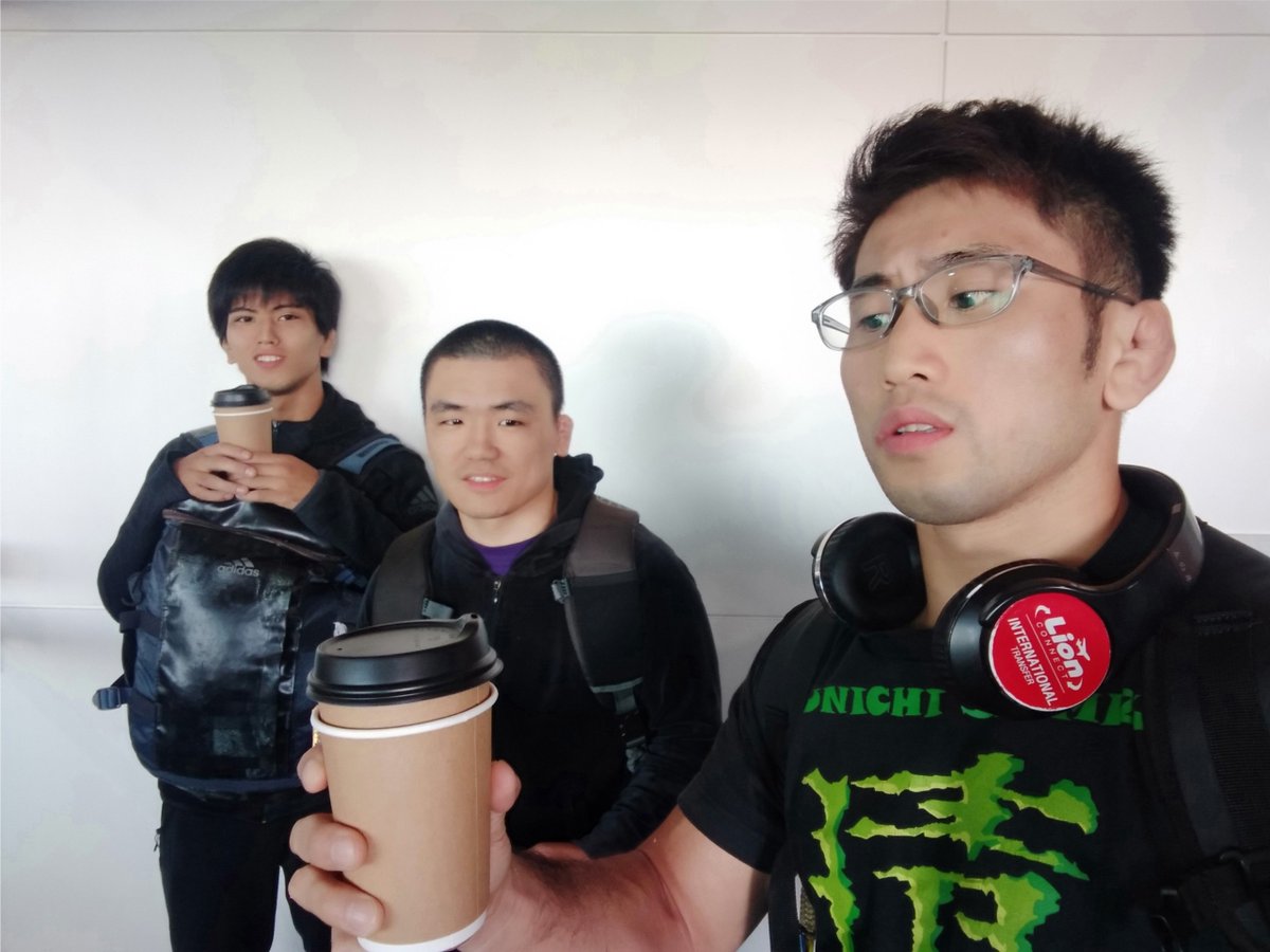 MMAshimizu1985's tweet photo. 寒過ぎてゴールドコーストの空港でコーヒー買ったら機内に持ち込めないから捨てろと言われた時の写真。
#HEXMMA #メルボルン https://t.co/COtWEXFdsi