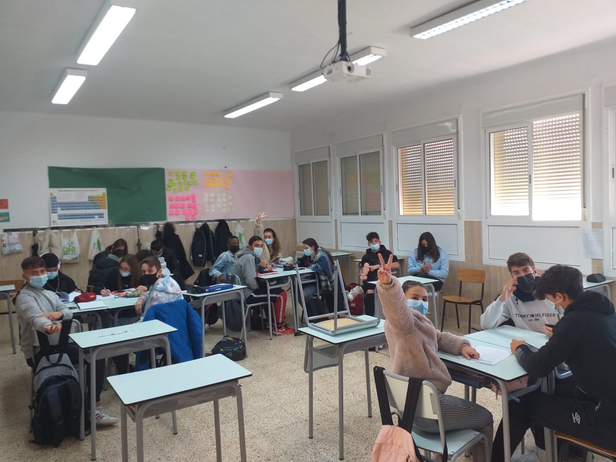 EscolaJoan23's tweet photo. Composant un rap per prevenir la Violència de Gènere en el Dia Mundial per l'Eliminació de la Violència de Gènere #aulademúsica #3rESO #rap #25N #diacontralaviolenciadegenere #prevenim https://t.co/xVM7QSfjiN