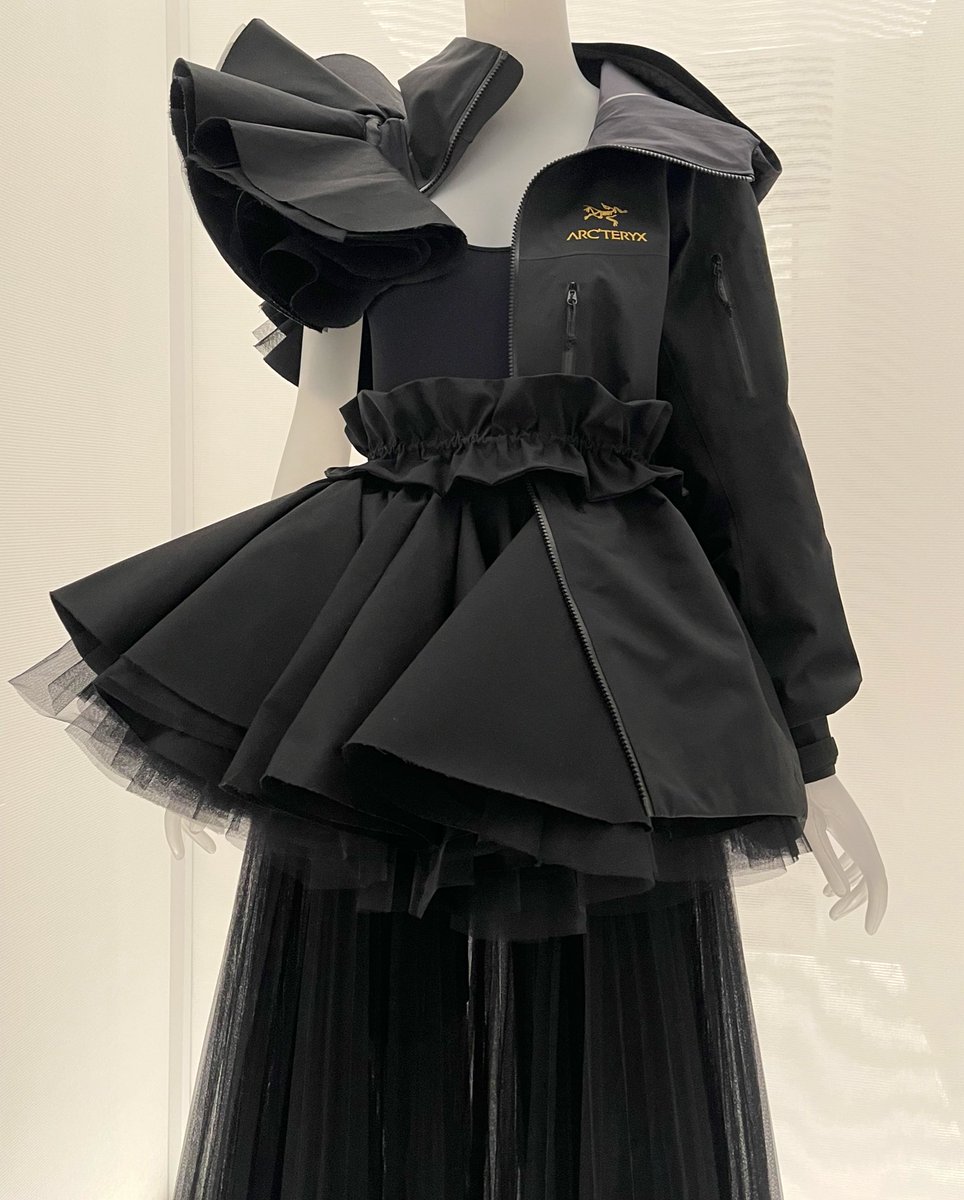 erikfreer (@erikfreer) on Twitter photo Just thought about this, identified as ‘Reciprocity’ as part of ‘In America: A Lexicon of Fashion’ <a href="/metmuseum/">The Metropolitan Museum of Art</a> <a href="/OffWht/">Off-White™</a> 👗🧥 by <a href="/virgilabloh/">virgil abloh</a>. I live for this type of collage in design! Never going to think of my <a href="/Arcteryx/">Arc'teryx</a> anorak the same again, changed for the better. Just thought about this, identified as ‘Reciprocity’ as part of ‘In America: A Lexicon of Fashion’ <a href="/metmuseum/">The Metropolitan Museum of Art</a> <a href="/OffWht/">Off-White™</a> 👗🧥 by <a href="/virgilabloh/">virgil abloh</a>. I live for this type of collage in design! Never going to think of my <a href="/Arcteryx/">Arc'teryx</a> anorak the same again, changed for the better.