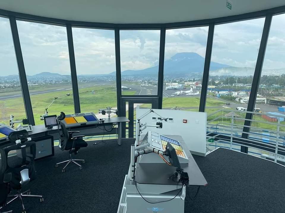 HonoreMvula1's tweet photo. L'aéroport de #Goma et le volcan Nyiragongo vus de la nouvelle tour de contrôle de l'aéroport . Goma IS Bae
#GomaFleva https://t.co/FipCZ4UuG2