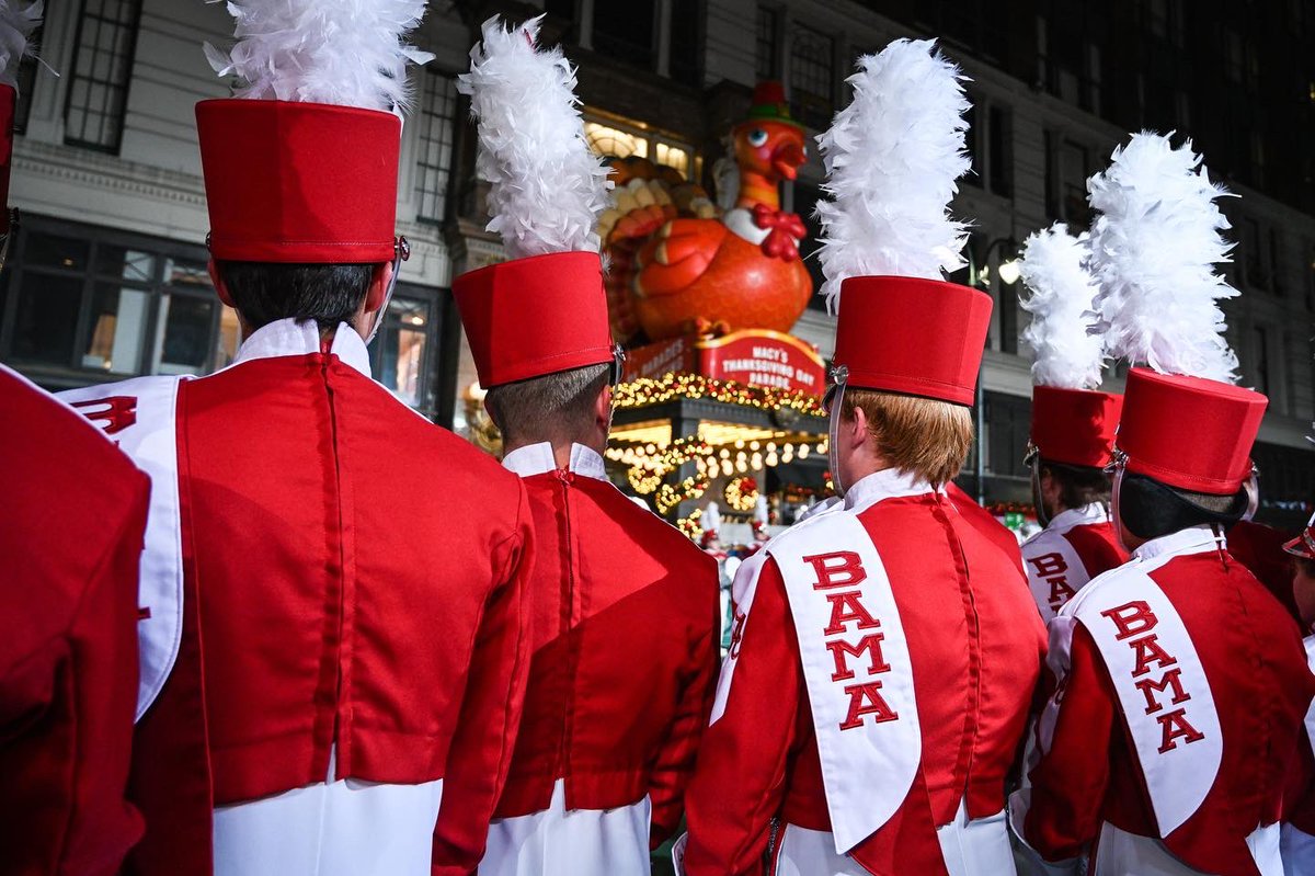 ua_mdband's tweet photo. Rehearsal complete! It’s time for the parade!!! Happy Thanksgiving from the MDB!!! #macysparade @Macys @UofAlabama https://t.co/KBl90JJ7kS