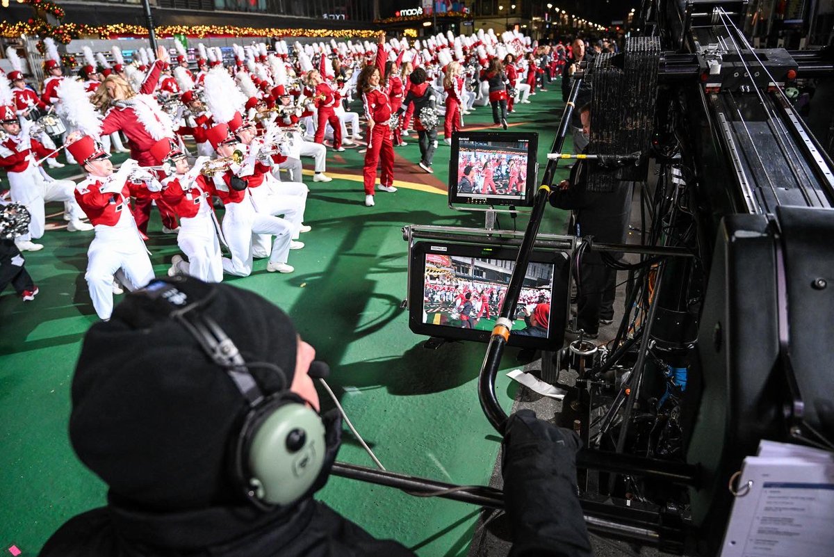 ua_mdband's tweet photo. Rehearsal complete! It’s time for the parade!!! Happy Thanksgiving from the MDB!!! #macysparade @Macys @UofAlabama https://t.co/KBl90JJ7kS