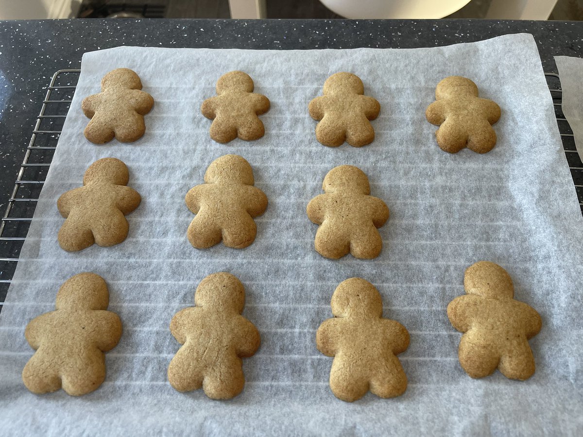 Fionas_Paradox's tweet photo. #glutenfree and #lactofree gingerbread men.
I needed little biscuits to decorate a dessert Iโm making, so thought Iโd use @my_gfree_guide recipe and get my little biscuits and some gingerbread men.
I swapped butter for @FloraPlantBased butter. https://t.co/8mVDeeS5D0
