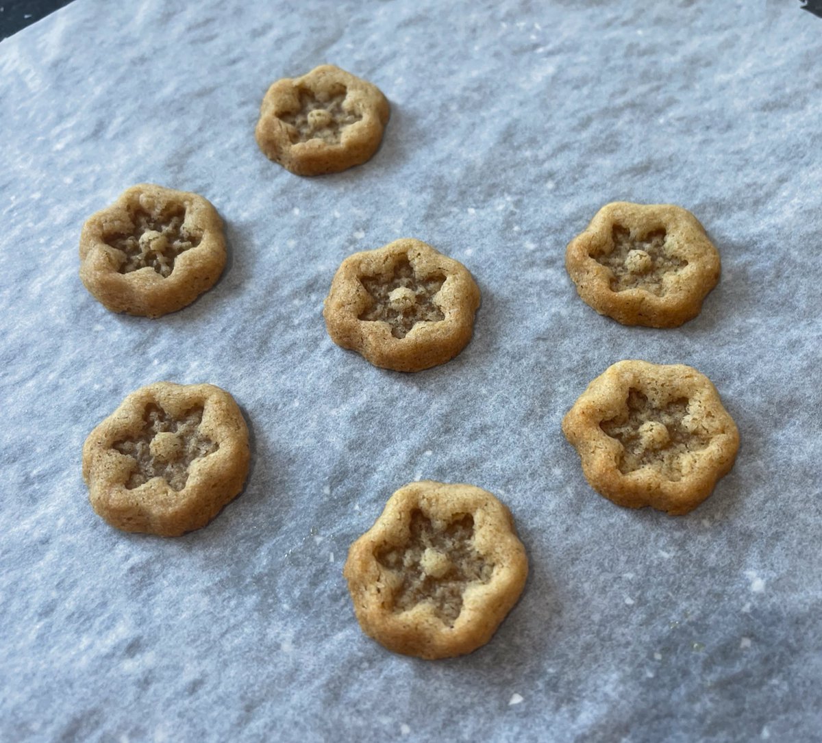 Fionas_Paradox's tweet photo. #glutenfree and #lactofree gingerbread men.
I needed little biscuits to decorate a dessert Iโm making, so thought Iโd use @my_gfree_guide recipe and get my little biscuits and some gingerbread men.
I swapped butter for @FloraPlantBased butter. https://t.co/8mVDeeS5D0