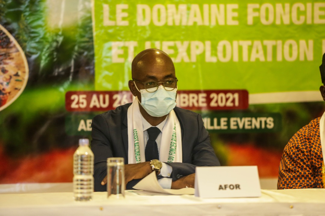 FredericGoreBi's tweet photo. "Depuis 1998, les terres rurales n'appartiennent pas à l'Etat mais aux détenteurs de droit foncier coutumier qui font constater leur droit à travers un certificat, conformément à la loi n°98-750 du 23 dec 1998 relative au Domaine foncier rural" Mathias Koffi, @AFOR_CIV  #ANFR21 https://t.co/gxE1xi6Qy5