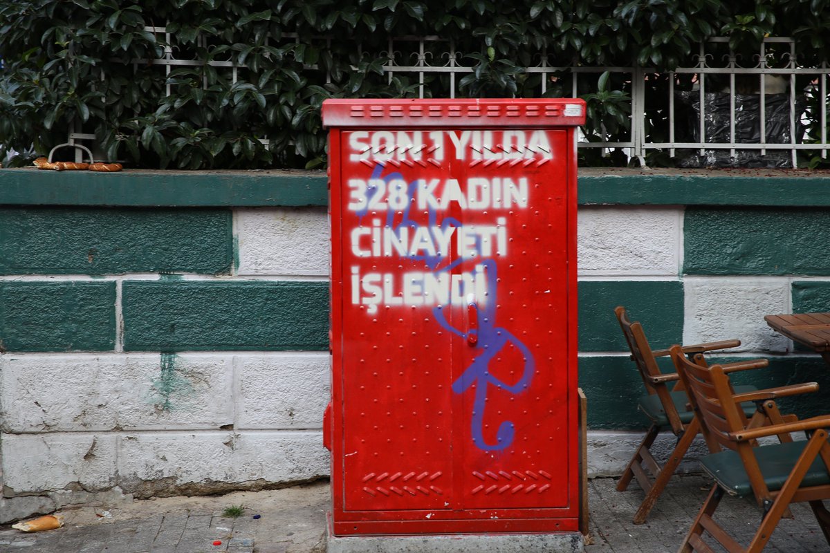 Pazarlamasyon's tweet photo. Dijital sanatçı, @mossbyishere ve @kadikoybelediye işbirliğinde gerçekleşen ve 25 Kasım Kadına Yönelik Şiddete Karşı Uluslararası Mücadele Günü için hazırlanan gerilla pazarlama kampanyası, Kadıköy sokaklarında oldukça dikkat çekti. https://t.co/4mcpN4XIT4