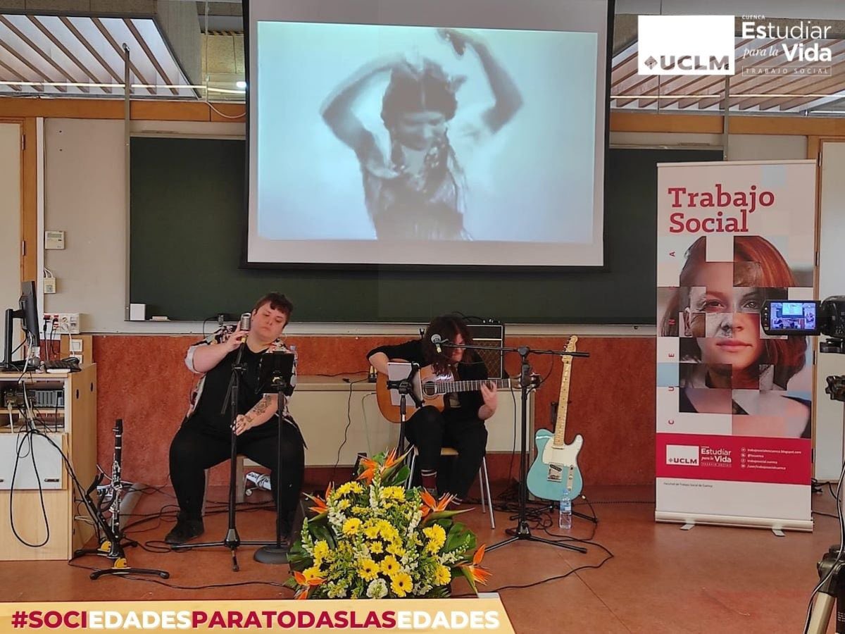 TSCuenca's tweet photo. 👉¡Arranca la 𝐒𝐞𝐦𝐚𝐧𝐚 𝐝𝐞 𝐓𝐫𝐚𝐛𝐚𝐣𝐨 𝐒𝐨𝐜𝐢𝐚𝐥 𝐲 𝐃𝐞𝐫𝐞𝐜𝐡𝐨𝐬 𝐇𝐮𝐦𝐚𝐧𝐨𝐬!
👉¡Estamos disfrutando del Taller- Concierto "Las Que No Suenan: ¿Y las mujeres (Mayores) Música? a cargo del grupo Her Itage 🎸🎼🧓👵

#sociedadesparatodaslasedades #Cuenca https://t.co/rXABaAretO