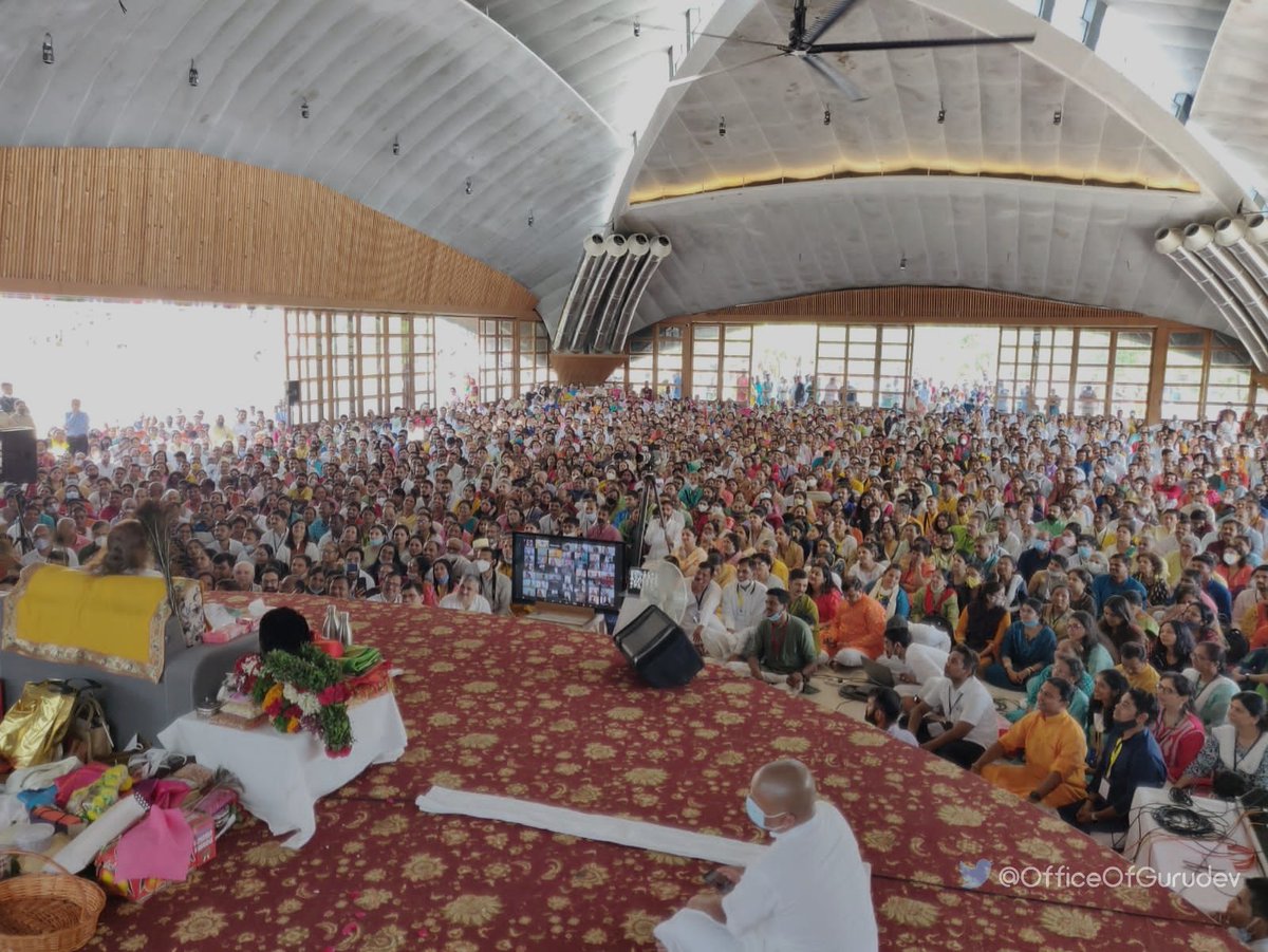 OfficeOfGurudev's tweet photo. Gurudev interacts with @ArtofLiving teachers from Maharashtra.

#Today https://t.co/zW6fqZCK7Q