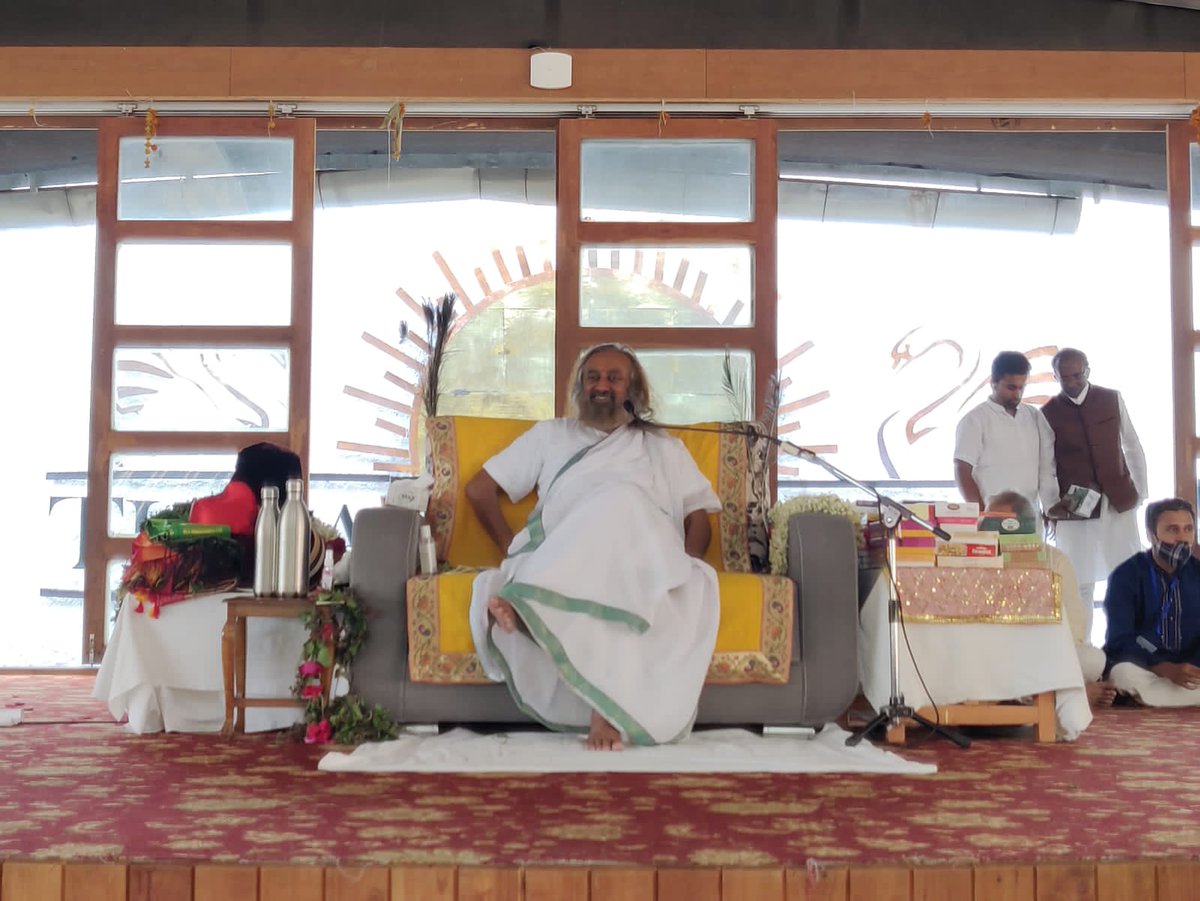 OfficeOfGurudev's tweet photo. Gurudev interacts with @ArtofLiving teachers from Maharashtra.

#Today https://t.co/zW6fqZCK7Q