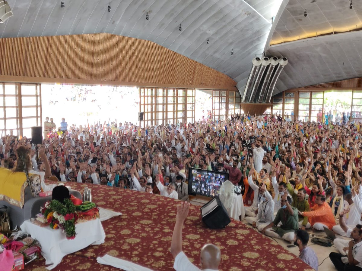 Gurudev interacts with <a href="/ArtofLiving/">The Art of Living</a> teachers from Maharashtra.

#Today