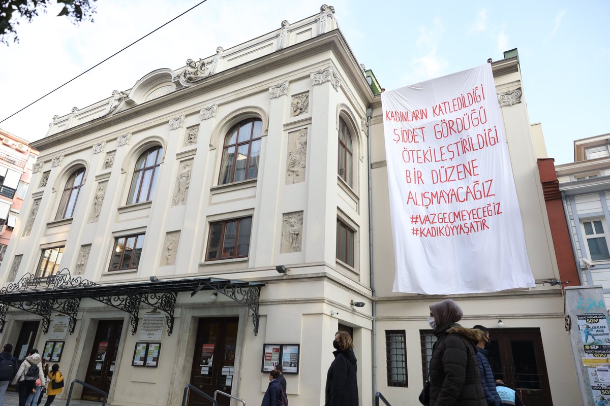 gazetekadikoy's tweet photo. 25 Kasım Kadına Yönelik Şiddete Karşı Uluslararası Mücadele Günü kapsamında @kadikoybelediye’si ve sokak sanatçısı @mossbyishere iş birliğiyle sokaklara dikkat çekici içerikler uygulandı. Proje 26 Kasım’a kadar Kadıköy sokaklarında olacak

https://t.co/Acuu3jAvFl https://t.co/SDj3jm5PLz