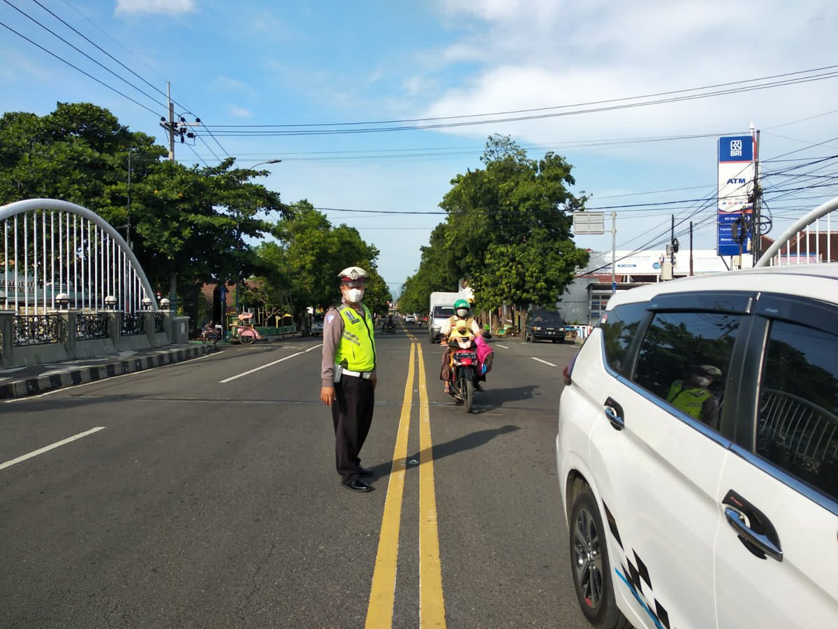 LantasSitubondo's tweet photo. Pengaturan arus lalu lintas di simp 3 pegadaian. 
Arus lalu lintas lancar. 
#opszebra2021
#ntmcpolri
#rtmcjatim
#polripresisi 
@pidressitubondo https://t.co/vQAWLCMkSw