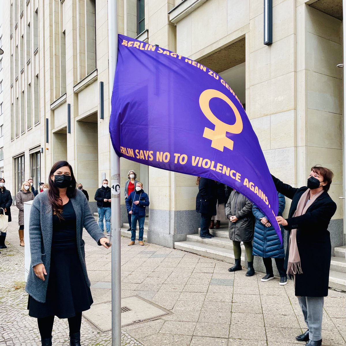 SenBJF's tweet photo. Zum heutigen #TagGegenGewaltAnFrauen hissen Senatorin #Scheeres und Staatssekretärin Klebba eine ♀️-Fahne vor der #SenBJF in #Berlin – unser klares Zeichen gegen Gewalt an Frauen. Hilfe finden Betroffene beim @Hilfetelefon unter📞08000116016 – anonym, kostenlos &amp; rund um die Uhr. https://t.co/ovikFQhoVm