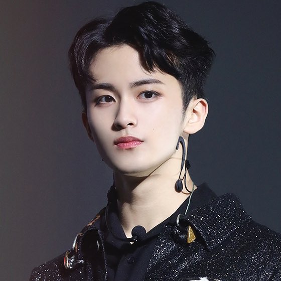 markismymusic's tweet photo. 마크 일자눈썹 안하는 
이유가 너무 잘생겨서라는데 https://t.co/ntugknck3R