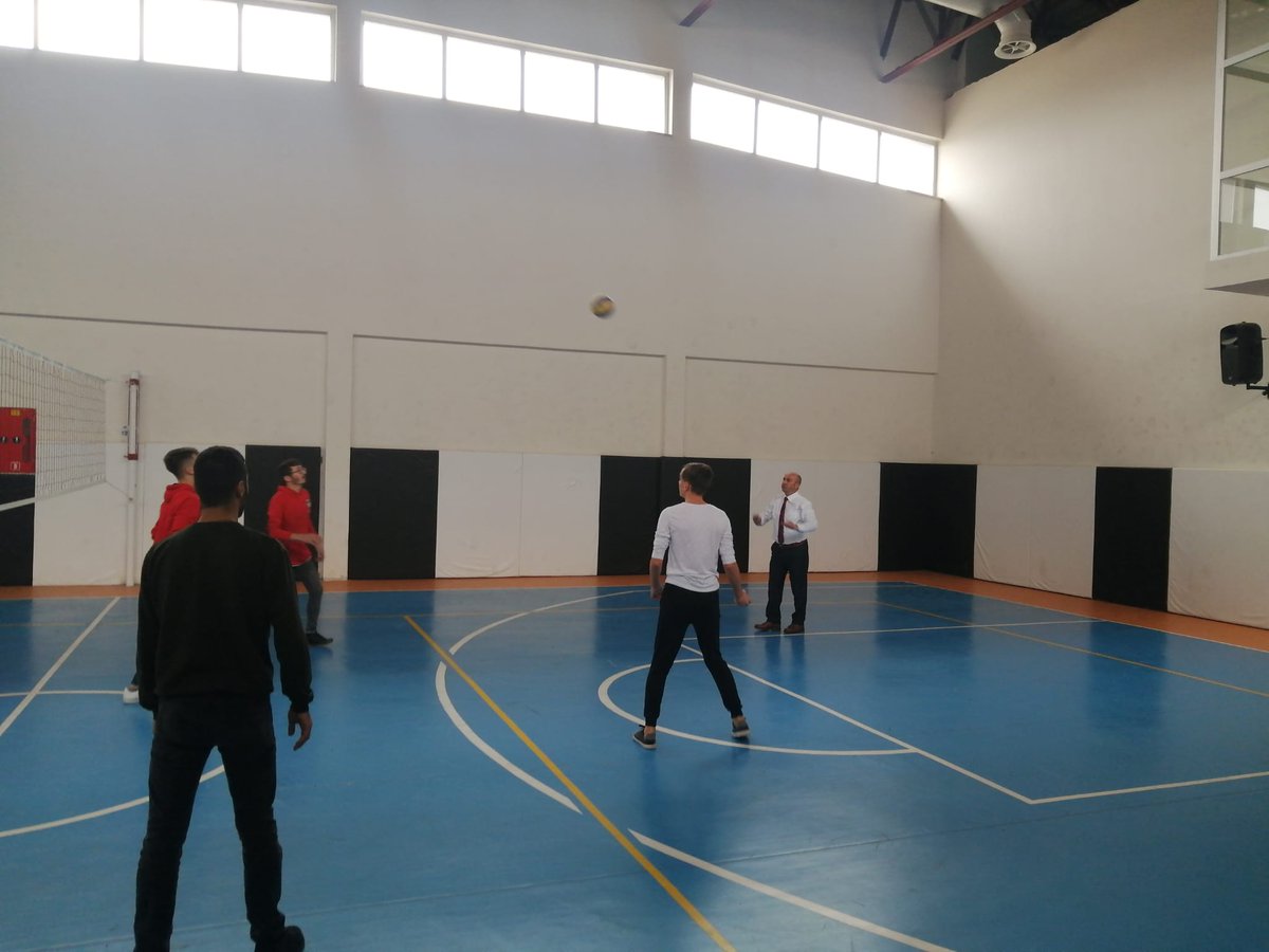 GSB_Amasya's tweet photo. İl Müdürümüz Kadir KILIÇ, Suluova Gençlik Merkezini ziyaret ederek ilgililerden bilgi aldı. Gençlik Merkezi Spor Salonunda gençlerle voleybol oynadı.
@gencliksporbak @kasapoglu https://t.co/x52mbLkfVz