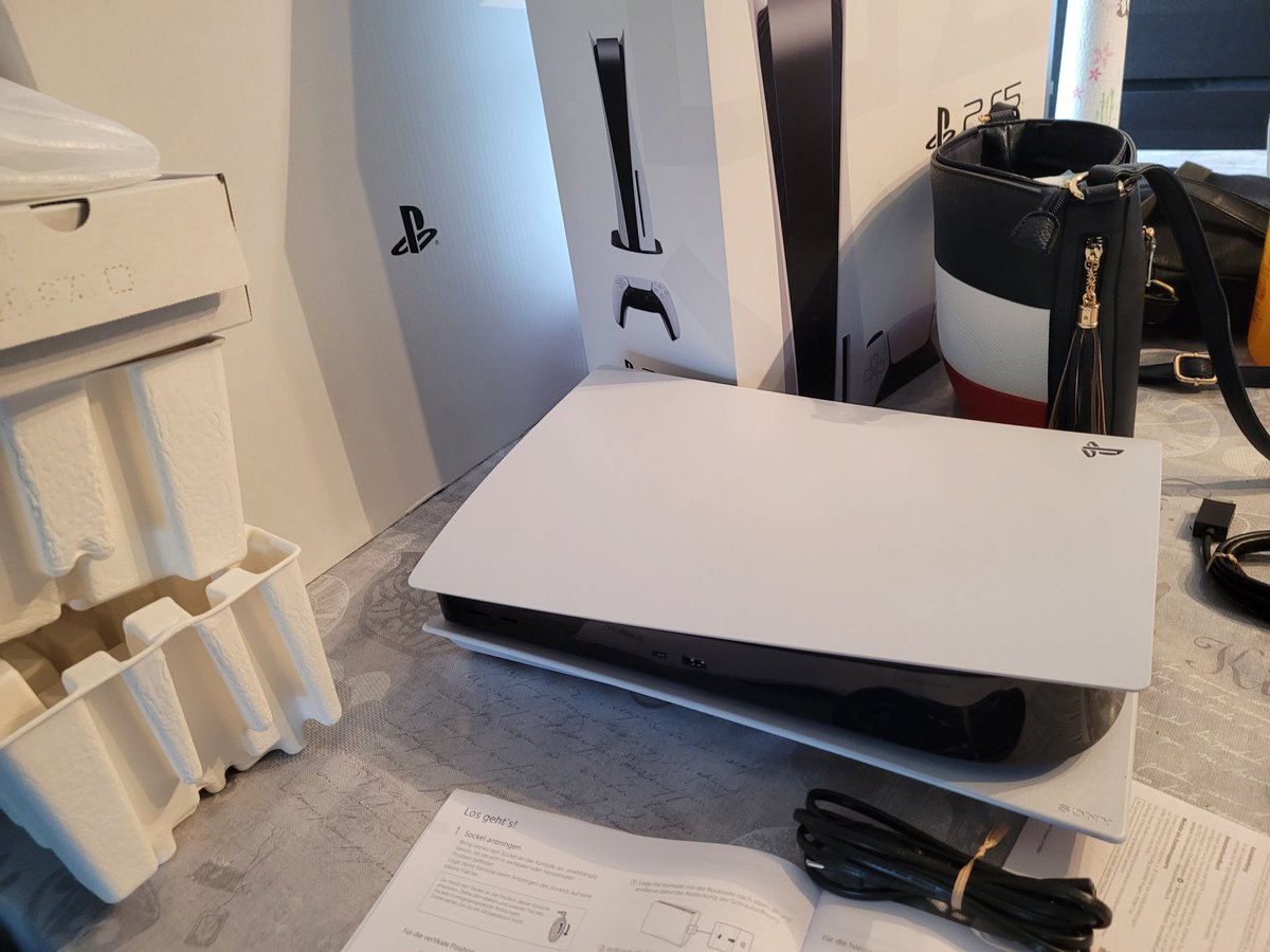 untermwald's tweet photo. @Denez1 @PlayStationDE Heute noch nicht kam gerade erst und wird eingerichtet danach geht es leider erstmal arbeiten 🙈🤣 https://t.co/ITwZ1z4suK