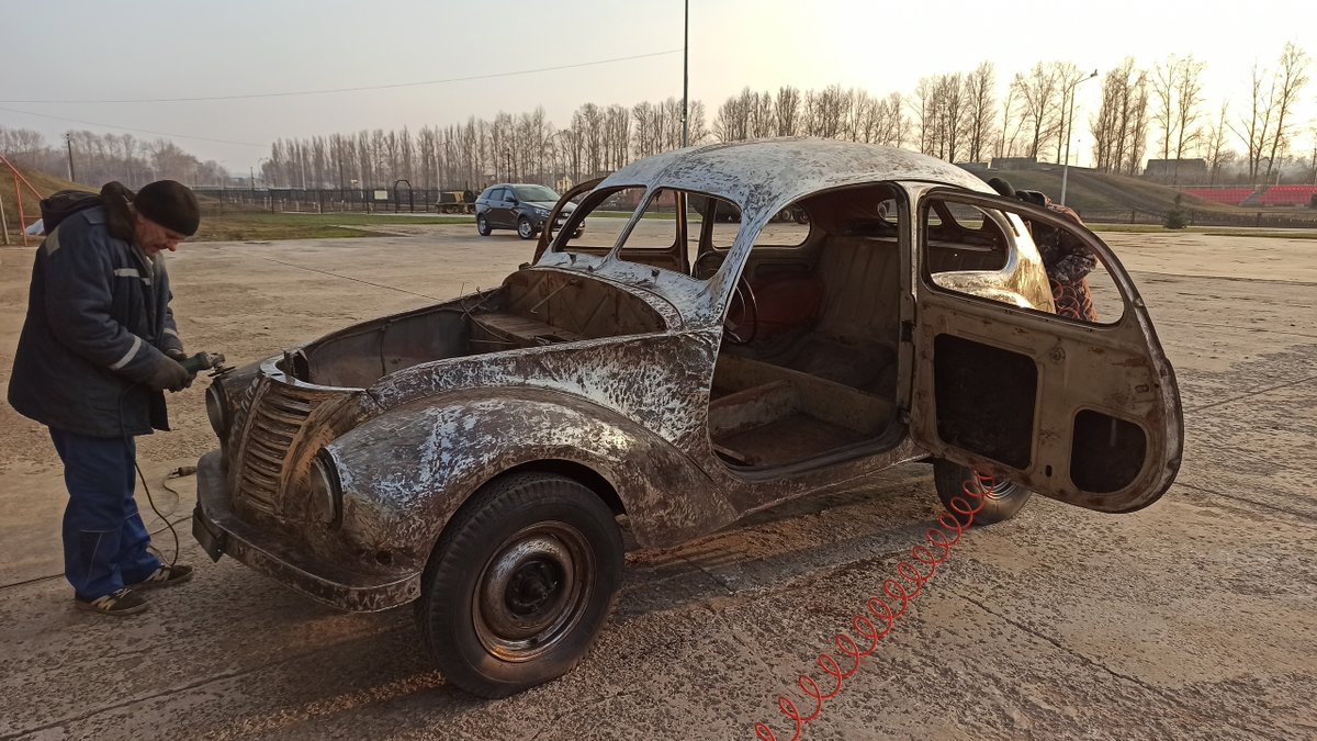 В фонды музея-заповедника «Прохоровское поле» регулярно поступают предметы, относящиеся к периоду Великой Отечественной войны.
Одним из таких экспонатов стал автомобиль производства Германии Hanomag 1.3L.