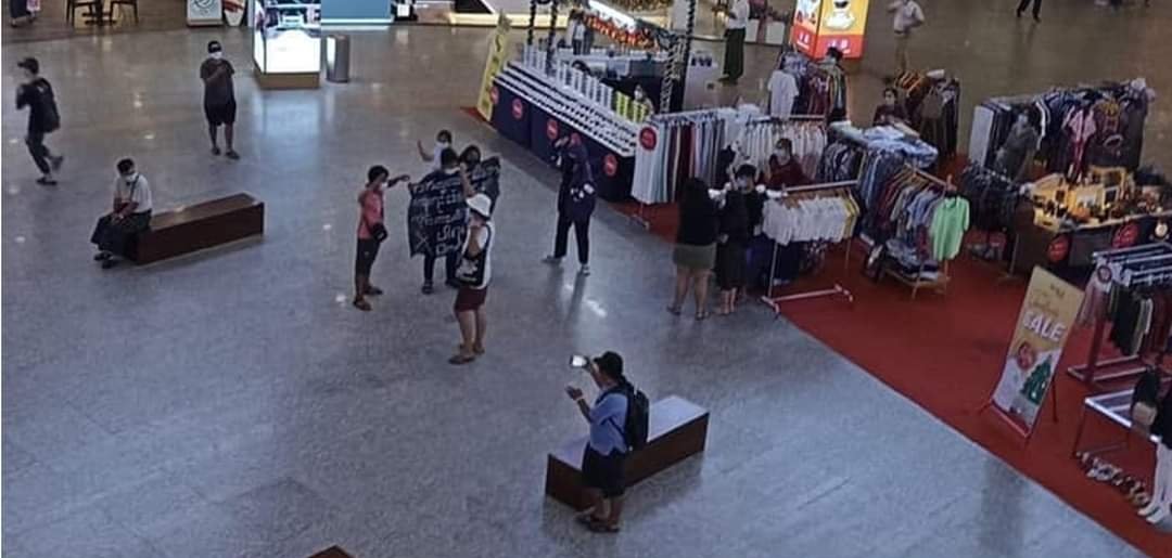 myanmarboii's tweet photo. မြန်မာပလာဇာလုံခြုံရေး၀န်ထမ်းများကပလာဇာအတွင်းစစ်တပ်ဆန့်ကျင်ရေးဆန္ဒပြနေသောလူများအားထိုးနှက်ဖမ်းဆီး။၂ဦးလွတ်မြောက်။မိန်းကလေးတဦးခုန်ဖမ်းခံရရာမှနဖူးကွဲဆေးခန်းပြနေရ။ What's wrong with Myanmar Plaza? 

#WhatsHappeninglnMyanmar 
#Nov25Coup #MyanmarPlaza https://t.co/0Kl3xDXpKZ