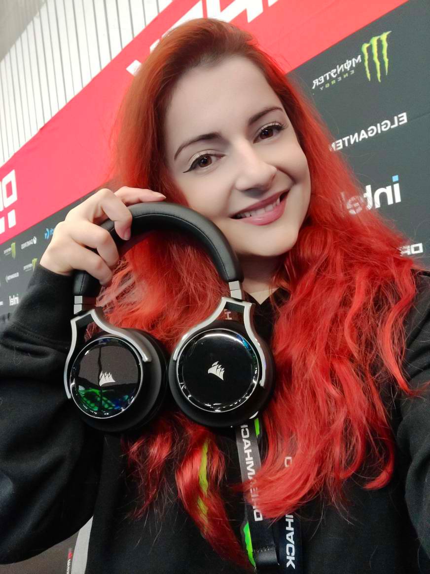 anniefuchsia's tweet photo. Shout-out to @ELGIGGAMING for hooking me up with my favourite @CORSAIR headset, the Virtuoso RGB, for use at the event 🥰

I'm used to this one in white colour at home 👀 https://t.co/QlAKFOuUbC
