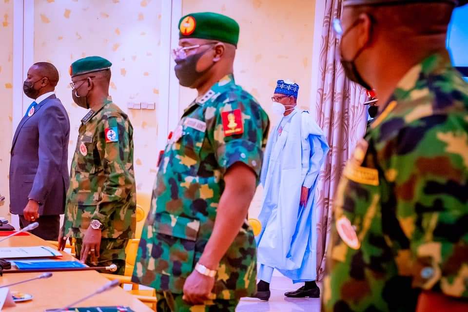 HotnewsN's tweet photo. President Buhari presides over Security Council Meeting and Decorates his ADC to the rank of Colonel in State House on 25th Nov 2021 https://t.co/D9FOAeAPw6