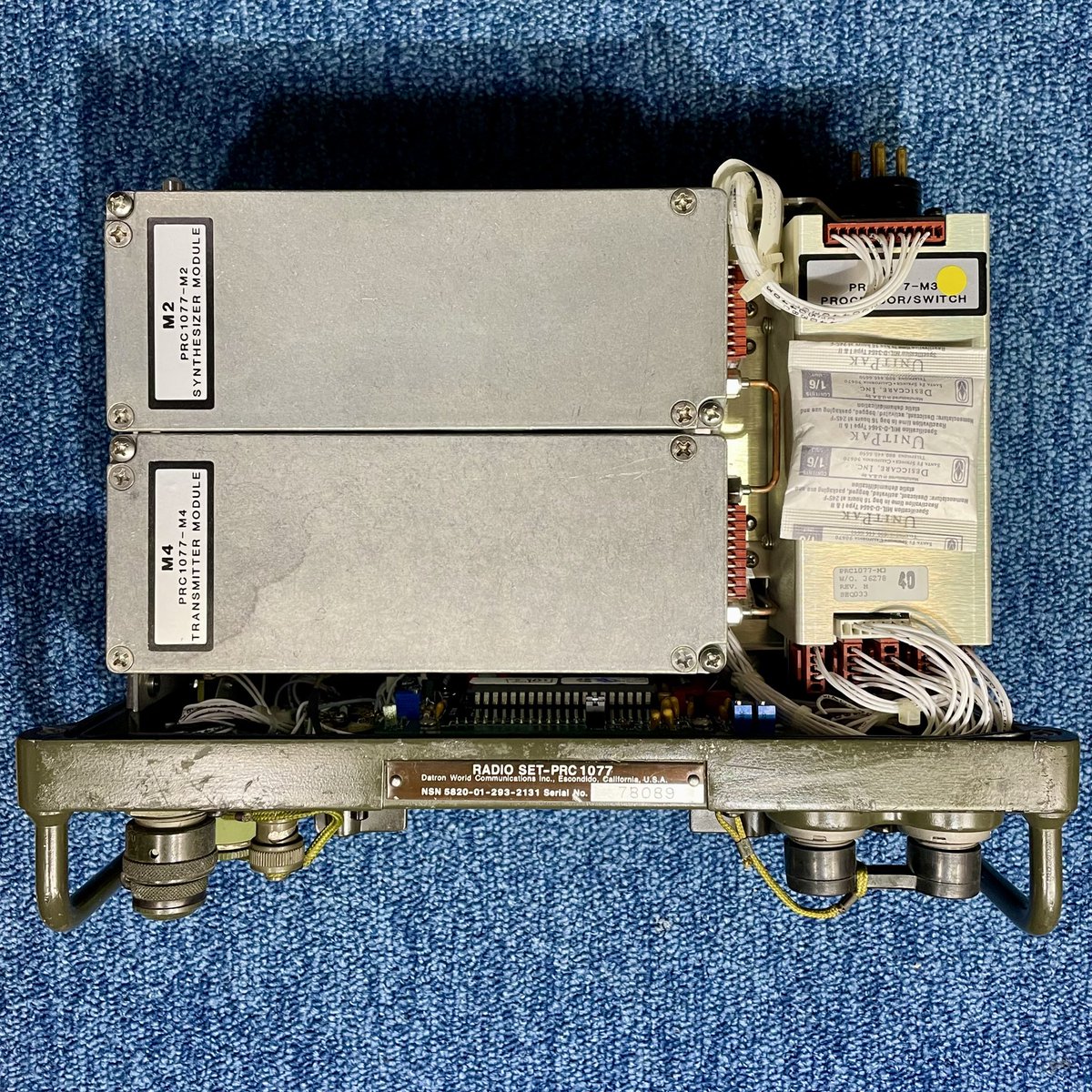 SBI_Corp's tweet photo. PRC1077はPRC-25/77と比べ基本性能は全て上回り、オプションが全て使えて、かつ軽い（77比-1.6kg）
米軍では使われていないが第三国向けの輸出や供与に使われている。
NSNが存在する事から、過去にPRC-77が友好国に供与されていたパターンの代替機種が1077であると考えられる。
写真はモロッコ軍。 https://t.co/6oPOVbC9ey