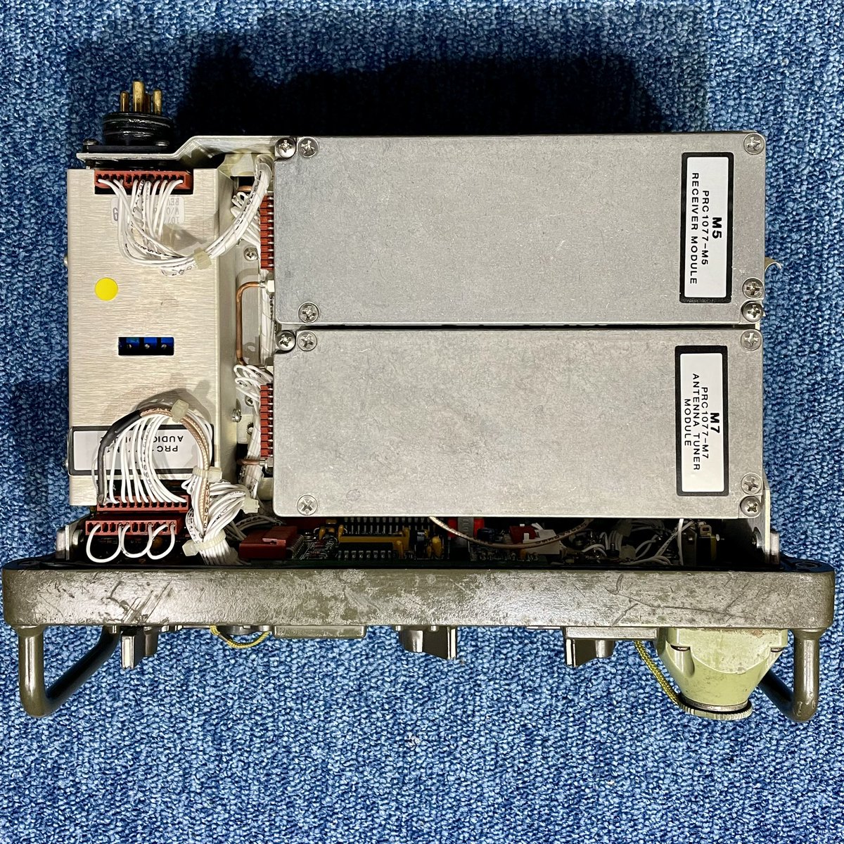 SBI_Corp's tweet photo. PRC1077はPRC-25/77と比べ基本性能は全て上回り、オプションが全て使えて、かつ軽い（77比-1.6kg）
米軍では使われていないが第三国向けの輸出や供与に使われている。
NSNが存在する事から、過去にPRC-77が友好国に供与されていたパターンの代替機種が1077であると考えられる。
写真はモロッコ軍。 https://t.co/6oPOVbC9ey