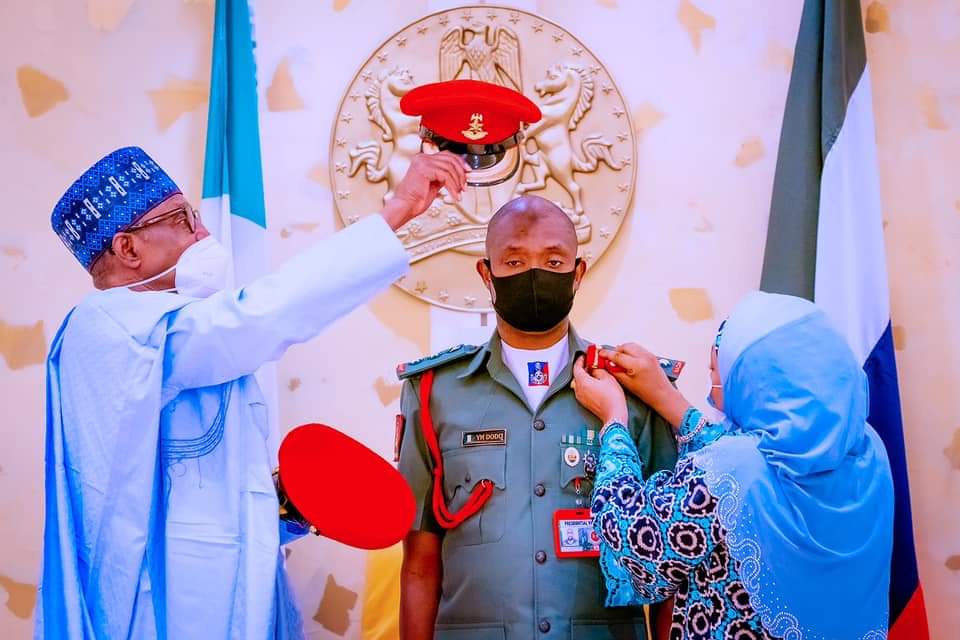HotnewsN's tweet photo. President Buhari presides over Security Council Meeting and Decorates his ADC to the rank of Colonel in State House on 25th Nov 2021 https://t.co/D9FOAeAPw6