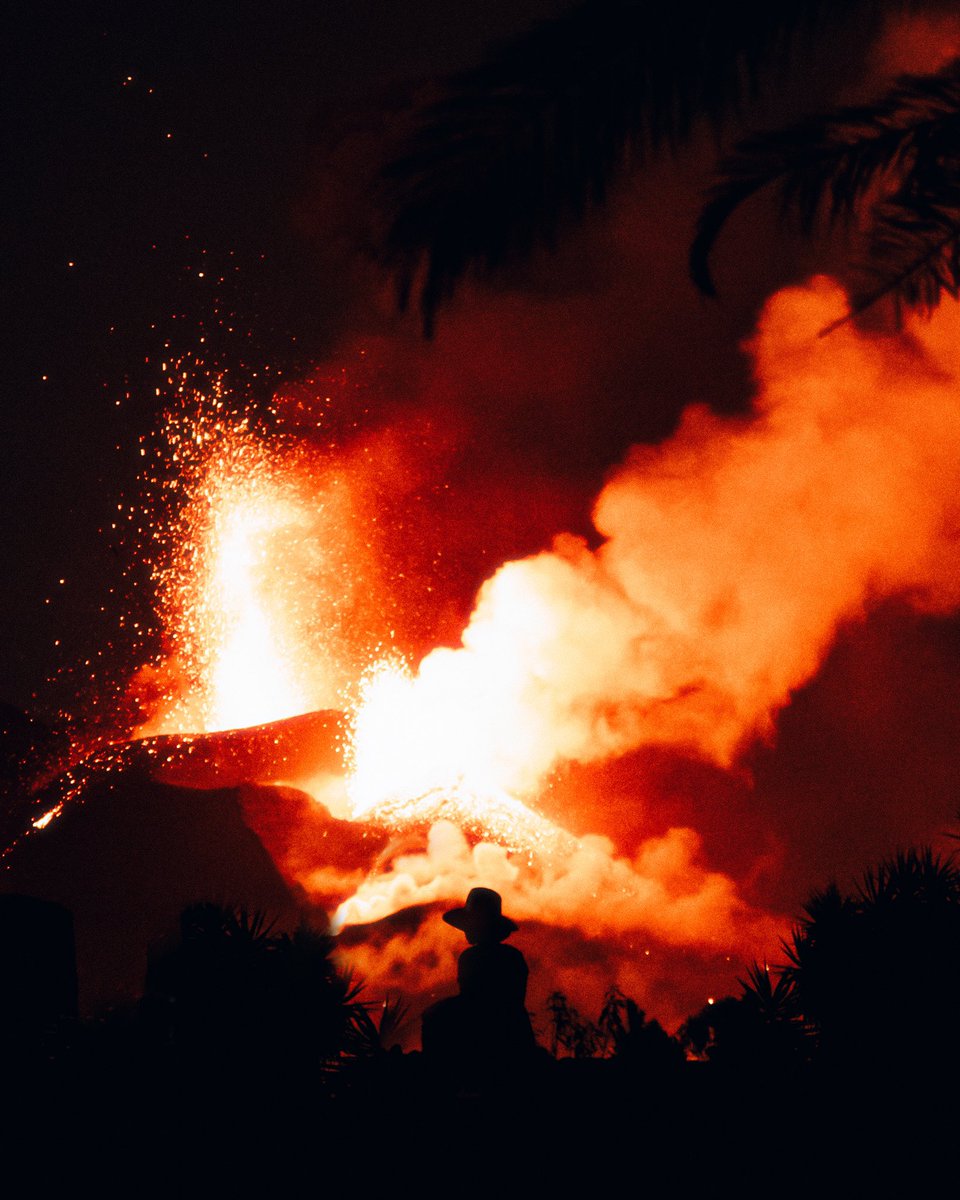 keenanlam_'s tweet photo. La Palma was just crazy. You could feel the heat from the molten lava over a kilometre away, and the fine volcanic ash lingered in the air everywhere. 

I managed to capture a ranger observing as mother nature did her thing 🌋 https://t.co/1v7wJ9GupA