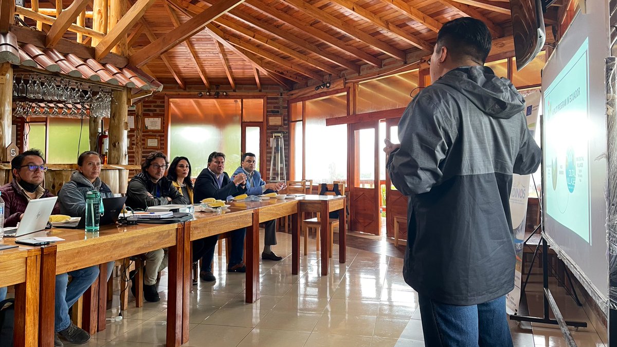 AZimmermannFAO's tweet photo. Visitamos junto a @CropInTech a la comunidad de Yunguilla, beneficiarios de #PaisajesAndinosEC. Analizamos oportunidades de digitalización e innovación que permitan generar mayor eficiencia en prácticas agroproductivas, contribuyendo a fortalecer medios de vida y la conservación https://t.co/9pO6W7vlvV