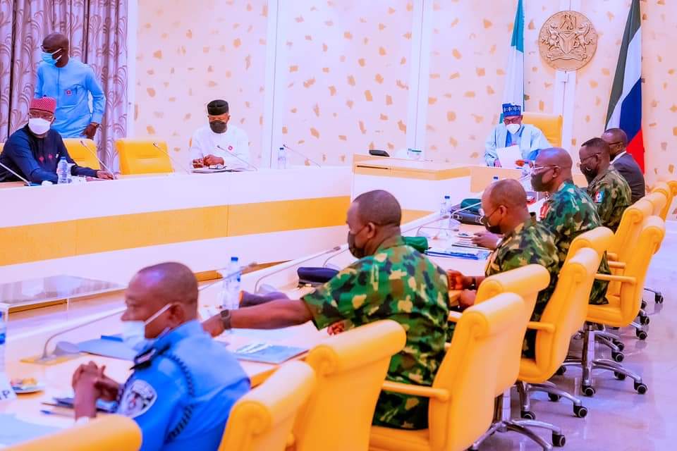 HotnewsN's tweet photo. President Buhari presides over Security Council Meeting and Decorates his ADC to the rank of Colonel in State House on 25th Nov 2021 https://t.co/D9FOAeAPw6