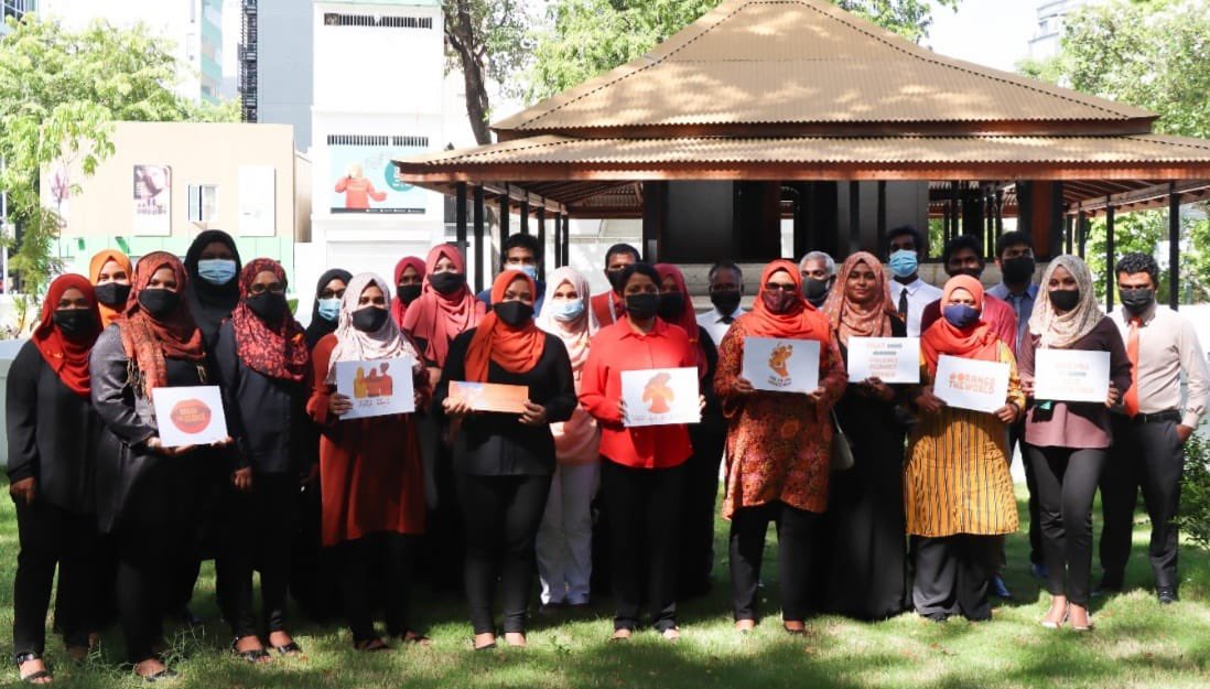 yumna_maumoon's tweet photo. އަންހެނުންނަށް ކުރާ އަނިޔާ  ހުއްޓުވޭނީ އަންހެން ދަރީންނަކީ  އަމިއްލަ ނަފްސަށް އިތުބާރު ކުރާ،  ހޭލުންތެރި ކުދީން ގޮތުގައި، އަދި  ފިރިހެން ދަރީންނަކީ އަންހެނުންނަށް  އިޙްތިރާމު ކުރާ، އޯގާތެރި ކުދީންގެ  ގޮތުގައި ތަރުބިއްޔަތު ކޮށްގެން.  #EndViolenceAgainstWomenNow https://t.co/kyiSoiIjoY