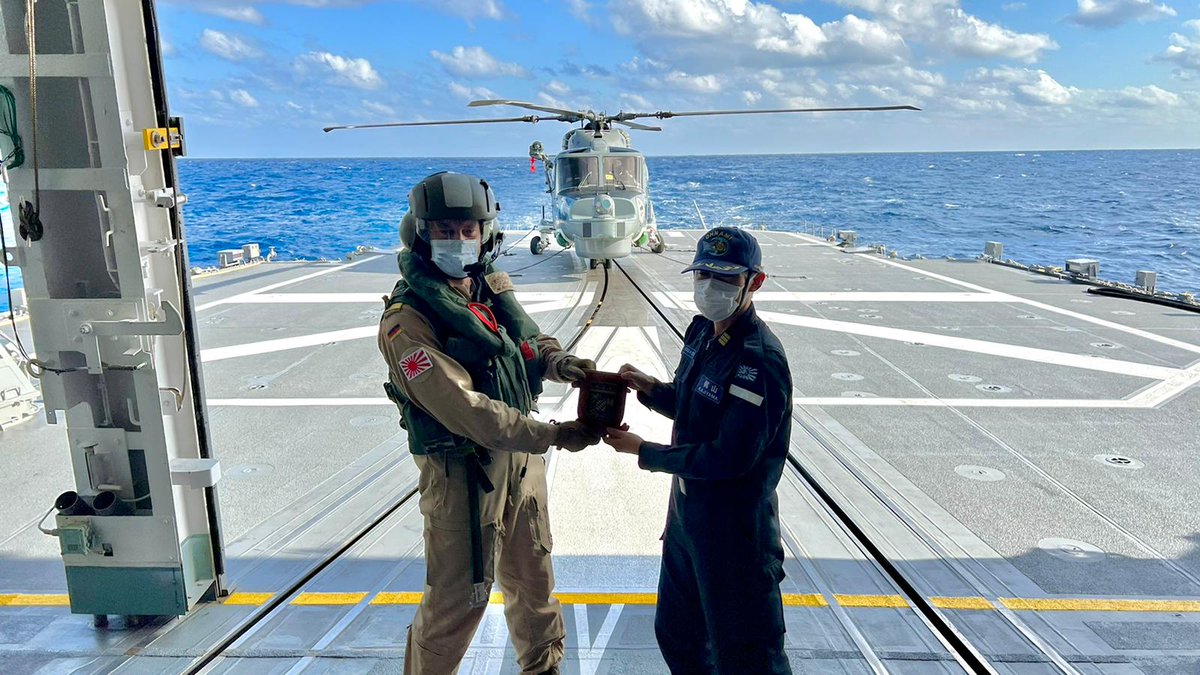 CdrDeuNavalAir's tweet photo. Natürlich wurden bei den cross-deck operations der #SEALYNX Crew auch Wappen der @FregatteBayern an Bord JS #ONAMI für Kommandant & Commander Escort Division Six übergeben.
🇯🇵🤝🇩🇪
@jmsdf_pao_eng
@deutschemarine
#Marineflieger #IPD21 https://t.co/3dYQDzhdHr
