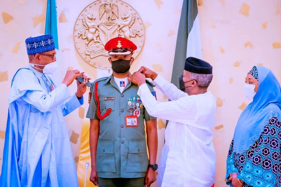 HotnewsN's tweet photo. Security Council 10: President Buhari with Vice President Prof. Yemi Osinbajo while decorating Col. YM Dodo (Aide de Camp to the President) to his new rank of Colonel shortly before presiding over Security Council Meeting in State House on 25th Nov 2021. With them is his wife. https://t.co/iibe8IQi0n