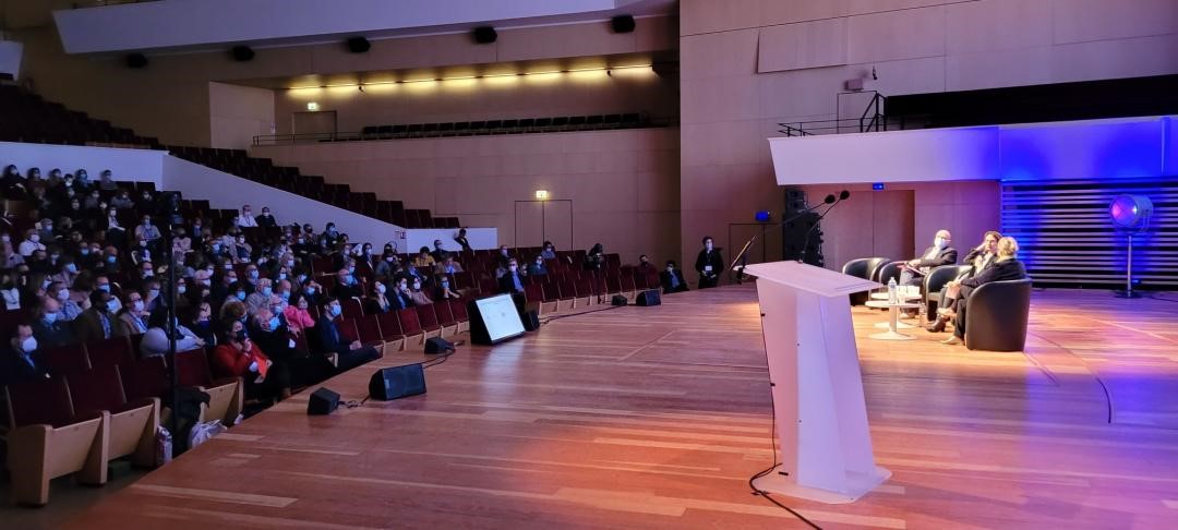 [#CongrèsCoorace]

Merci à Patrizia Bussi et à Camille Boucher qui nous font le plaisir d’intervenir lors de la première plénière sur le thème « Plan de relance suite à la crise sanitaire : l'impulsion pour une Europe de la transition écologique et sociale ?