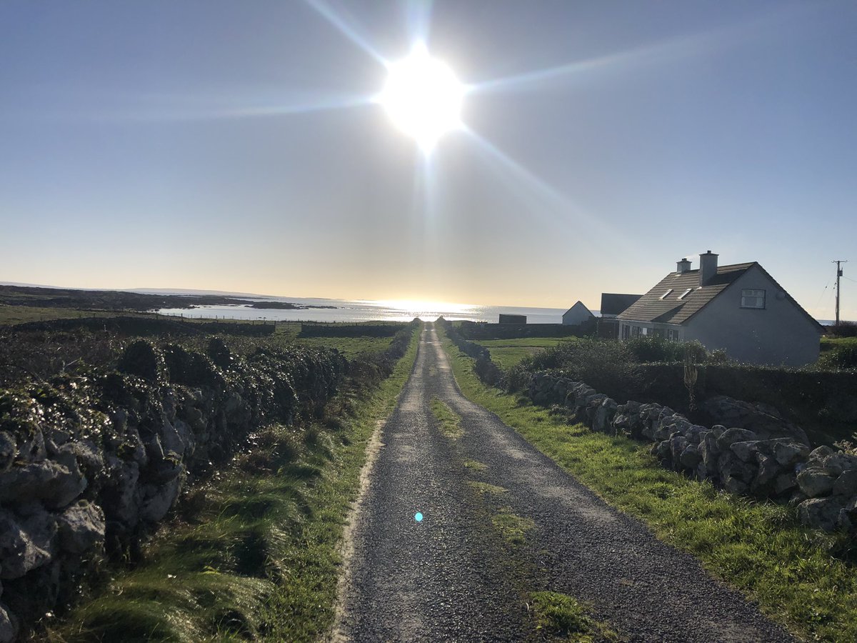 BayCarna's tweet photo. Selection of stunning walks all on our doorstep, nothing better on a fresh winter’s morning than a walk on the wild Atlantic way. #OriginalIrishThursday #winterwalks #WildAtlanticWay @OriginalIrishHt @BayCarna https://t.co/14OHT96Sqn