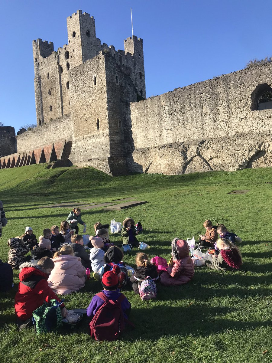 EpsDiamond's tweet photo. Year 1 are having such a wonderful time at Rochester Castle. We even went on a bus and are having a picnic in the moat! @PrimaryElaine https://t.co/hCScve7jSJ