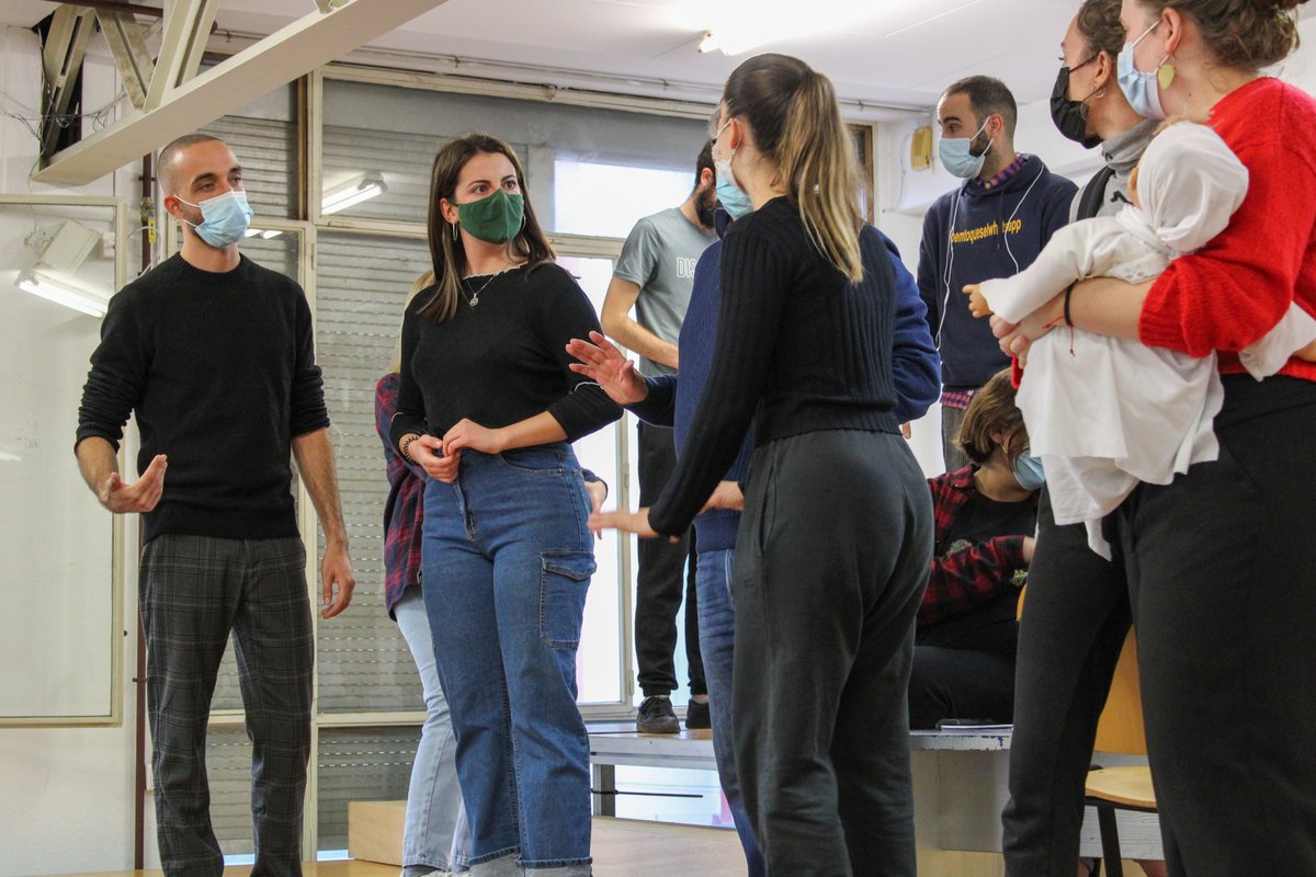 FundacioUV's tweet photo. 🧠Direcció:Pep Sanchis,Núria Martín
🖊Adaptació:Javier Sahuquillo,Borja López
👥Intèrprets:Bruno Tortosa,@celiajorda7,@edugi94,Juanjo Tomàs,@elidiegar,Aarón Sánchez,@algepss,@mellamaneu,@luciacsg_,Alba Navarro,Joanvi Ferrer,@purimascarell,David Mendez,Candela Martín i Javi Arenas https://t.co/ASJEckdoi6